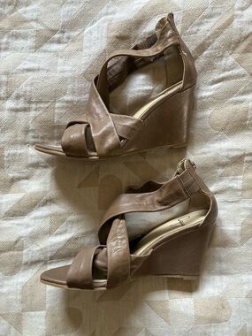 Aqua Taupe Leather Wedge Sandals, sz 9